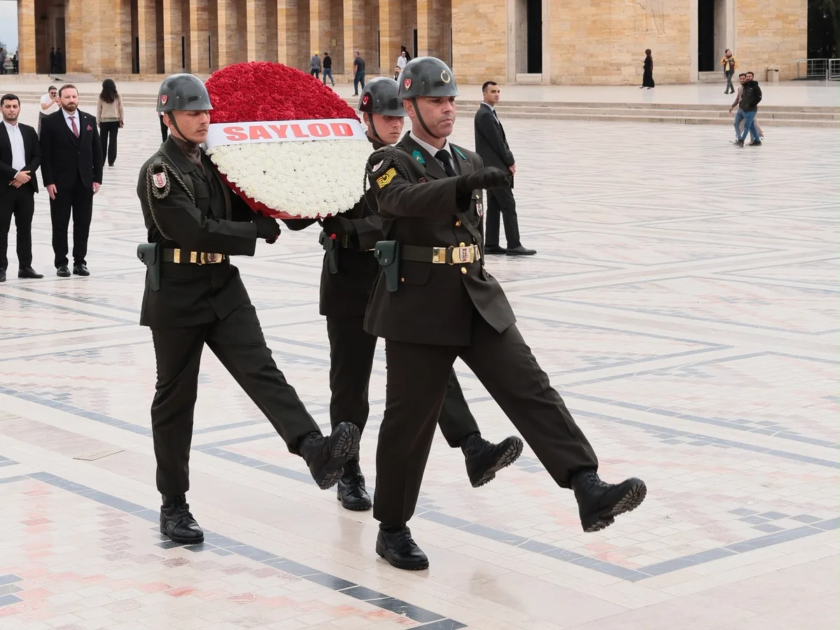Anıtkabir'de SAYLOD çelengini taşıyan tören askerleri ve heyet üyeleri.