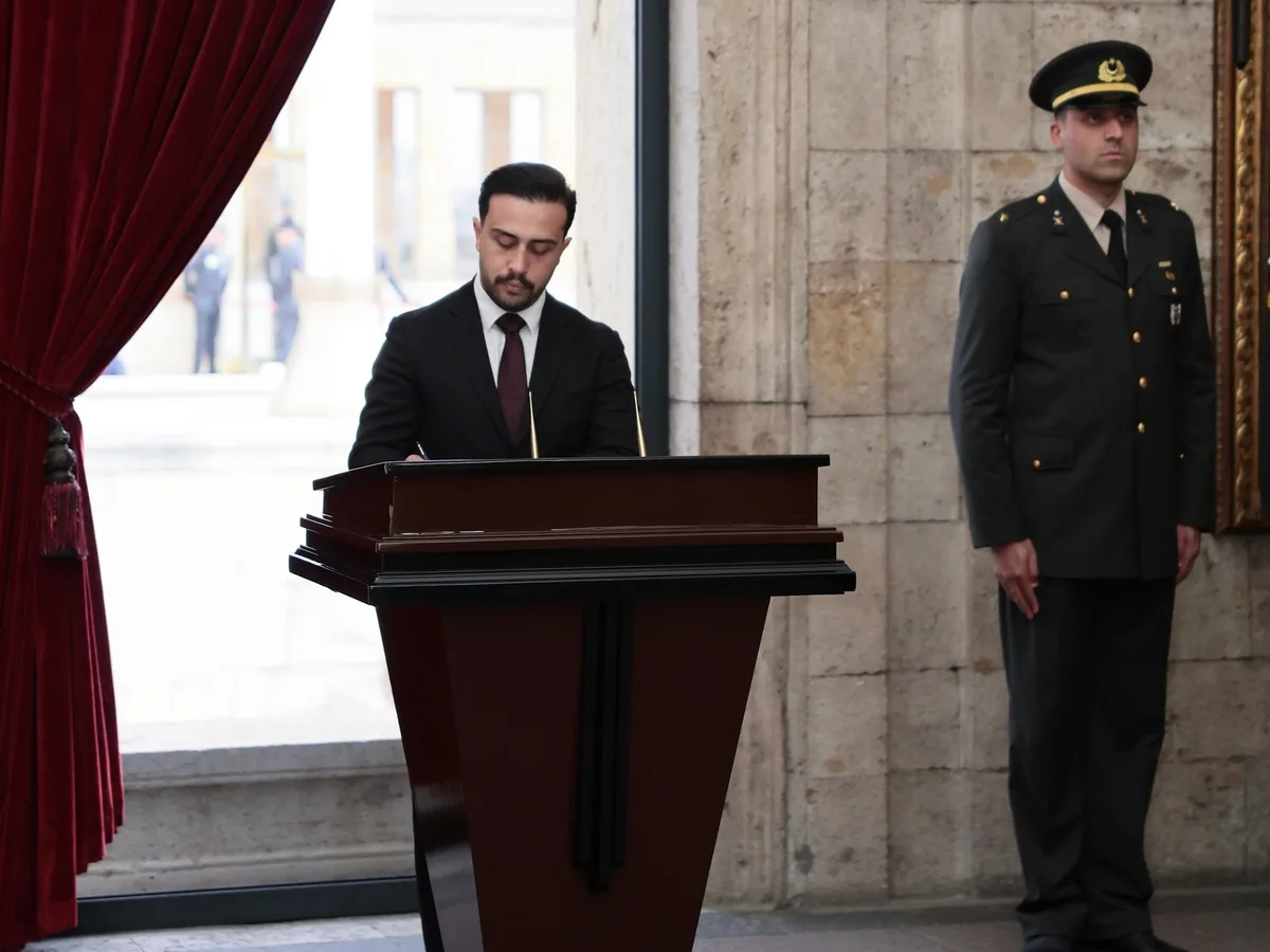 SAYLOD Genel Başkanı Mesut Güler, Anıtkabir Özel Defteri'ni imzalarken.