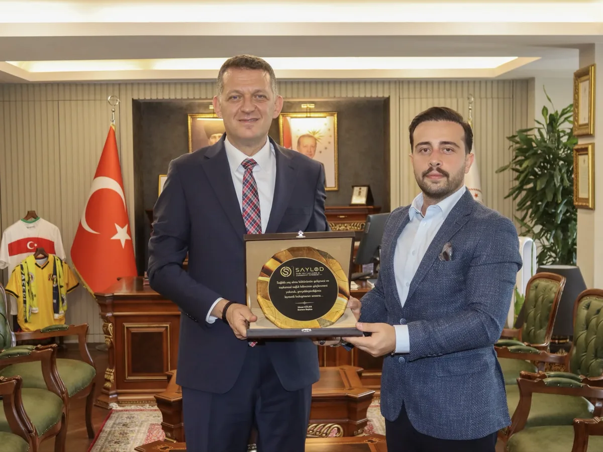 Beykoz Kaymakamı Dr. Fatih Ürkmezer'e makamında SAYLOD plaketi takdim edilirken.