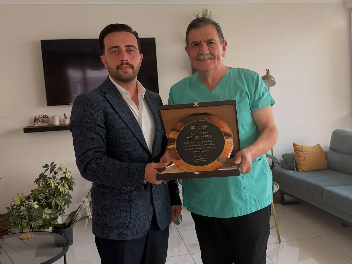 SAYLOD temsilcisi, kurucu üyemiz Dr. Mehmet Ali Ünal'a plaket takdim ederken.