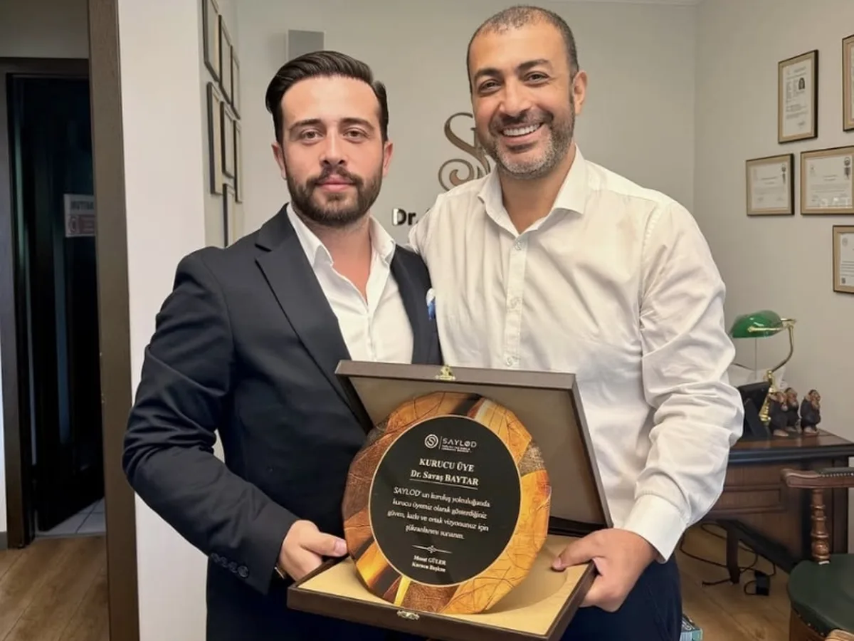 SAYLOD temsilcisi, kurucu üyemiz Dr. Savaş Baytar'a plaket takdim ederken.
