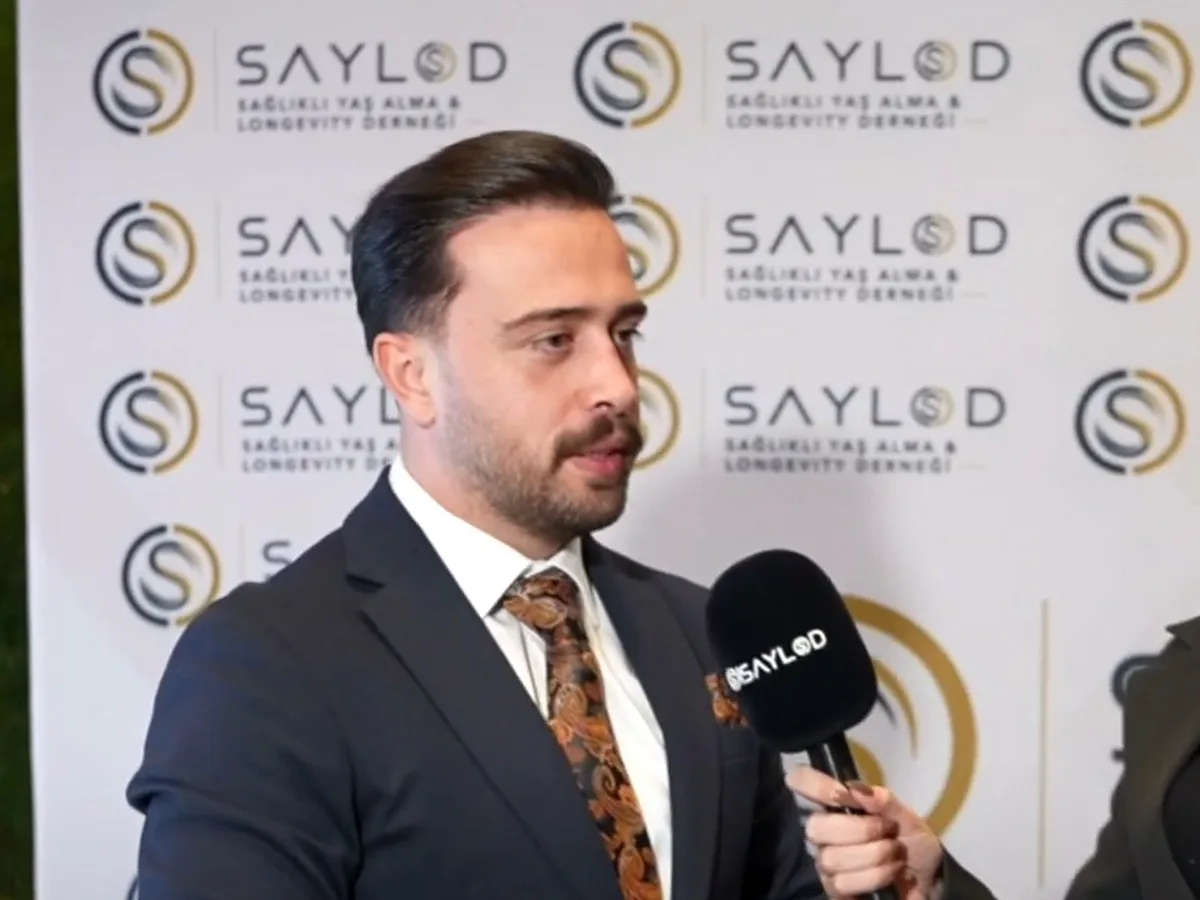 SAYLOD Kurucu Genel Başkanı Mesut Güler, SAYLOD panosu önünde röportaj verirken.