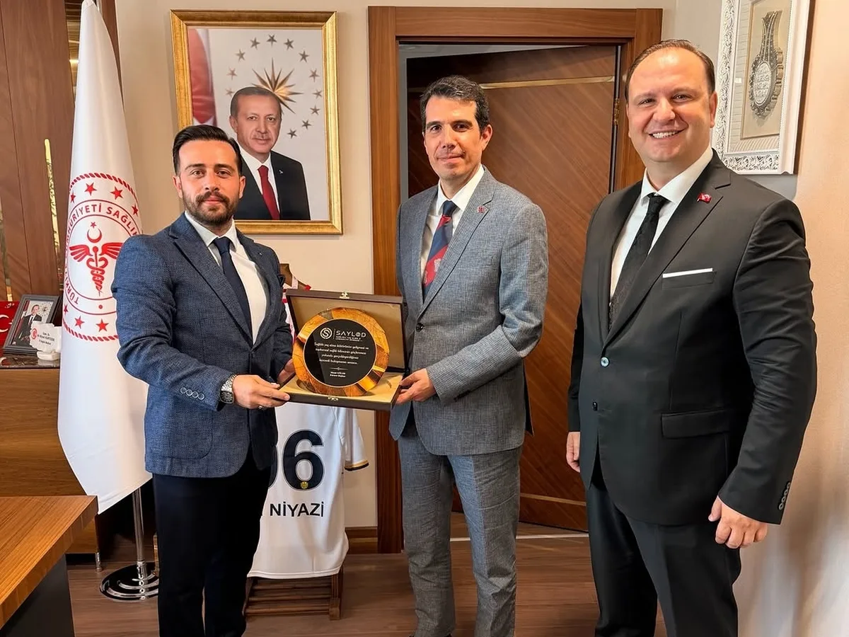 SAYLOD heyeti, Ankara İl Sağlık Müdürü Niyazi Kurtcebe'ye plaket takdim ederken.