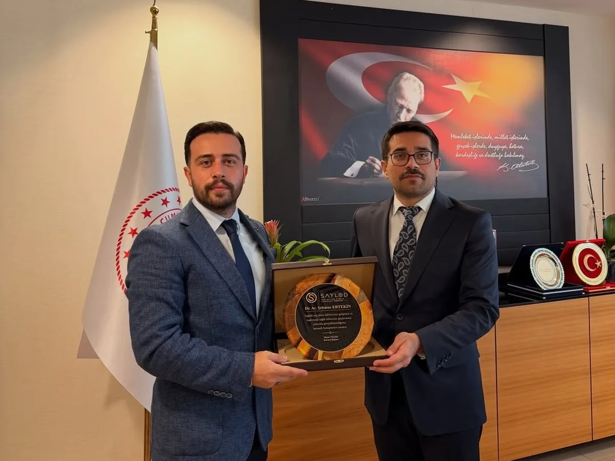 SAYLOD heyeti, Sağlık Hizmetleri Genel Müdür Yardımcısı Av. Dr. Şehmus Ertekin'e plaket takdim ederken.